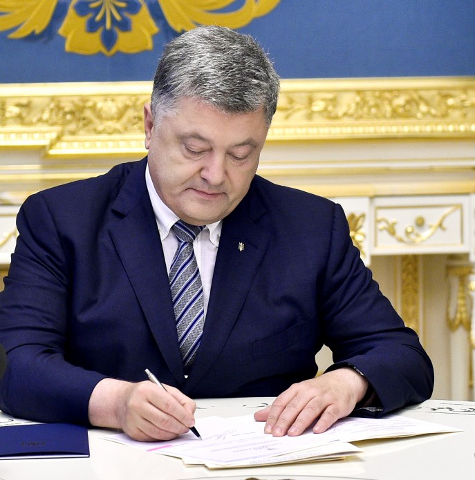 Президент Петро Порошенко підписав Закон «Про внесення змін до деяких законодавчих актів України щодо збереження українських лісів та запобігання незаконному вивезенню необроблених лісоматеріалів»
