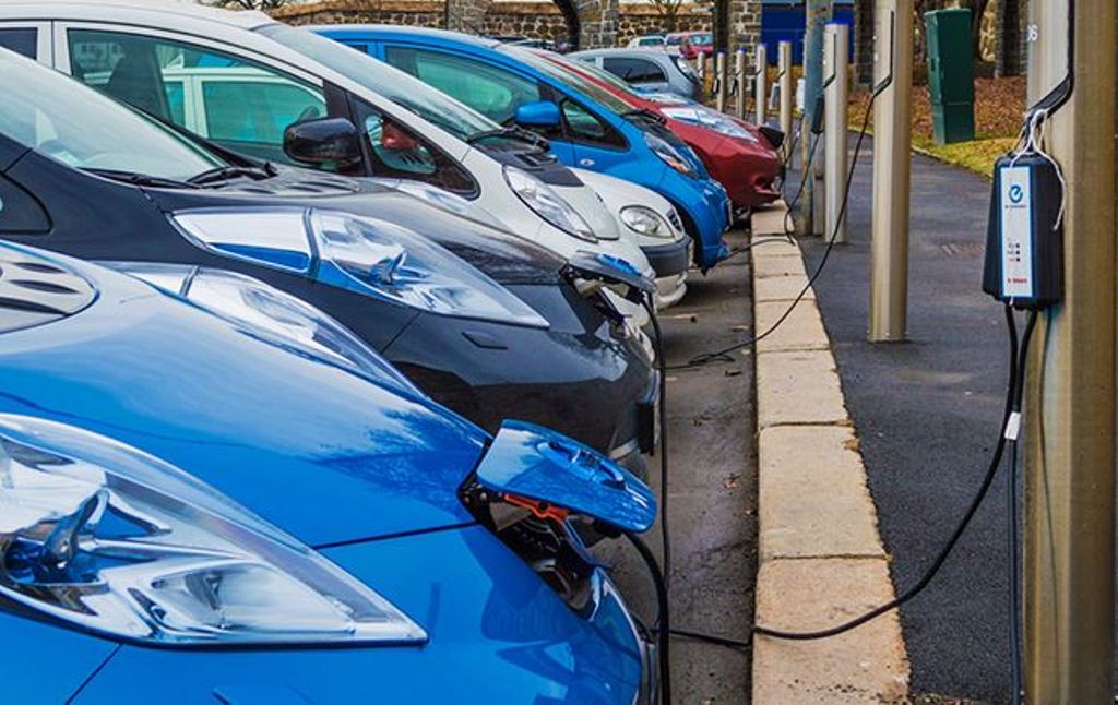 З 1 липня вступають у дію зміни в ДБН, які зобов’язують влаштовувати на парковках мінімум 5% місць з електрозарядками