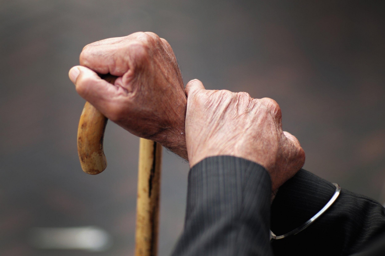 Одинокі пенсіонери, старші за 80 років, які потребують постійного стороннього догляду, мають право на щомісячну допомогу