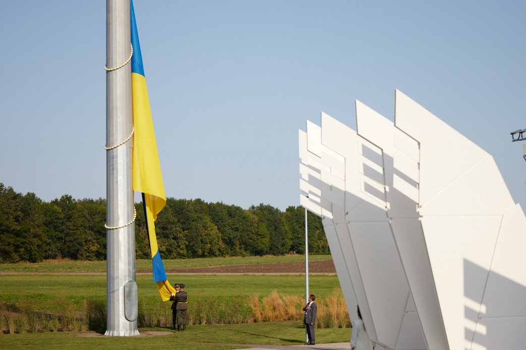 На Черкащині Президент узяв участь в урочистостях з нагоди Дня Державного прапора: Ми разом піднімаємо прапор і маємо піднімати Україну – тільки разом і тільки вгору