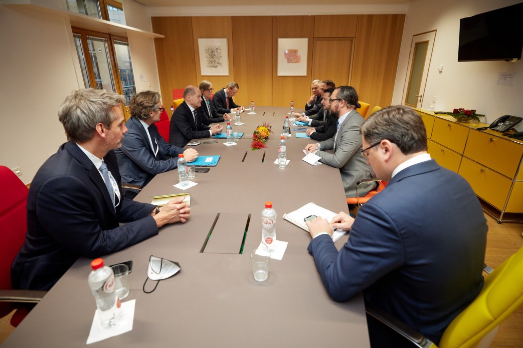 Володимир Зеленський обговорив з Федеральним канцлером Німеччини та Президентом Франції питання врегулювання на Донбасі