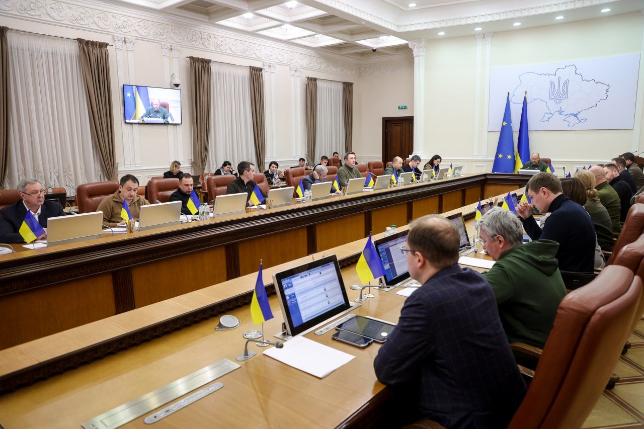 Объединение министерств. Кабинет министров фотографии. Украинское правительство фото. Совещания военнослужащи. Россия 2 тысяч чиновники.