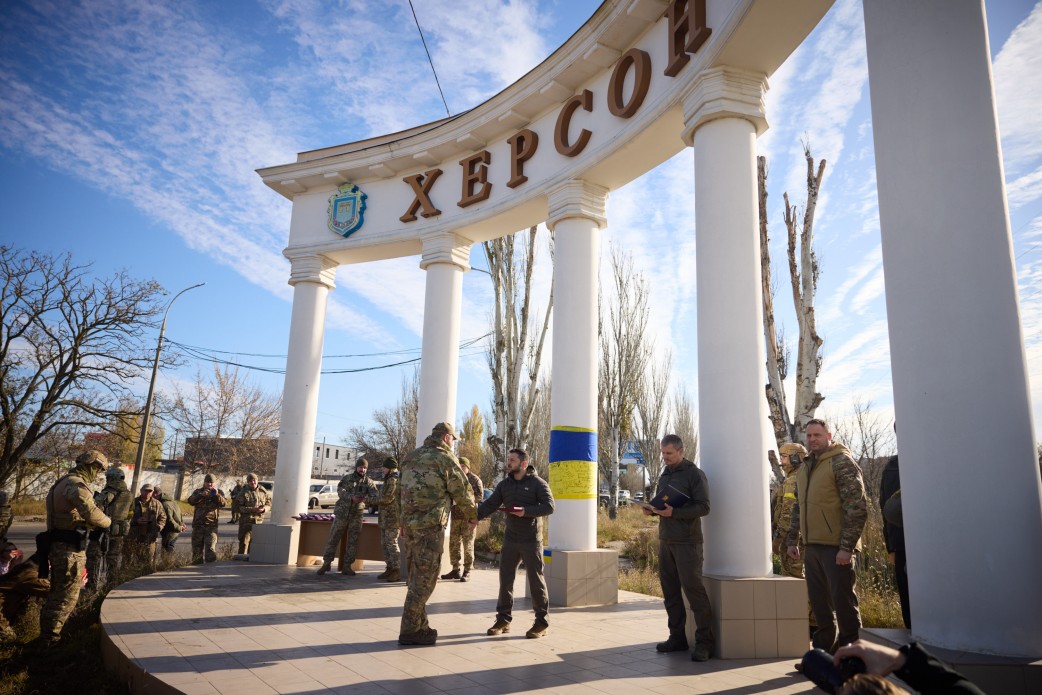 Президент України вручив державні нагороди українським військовим, які звільняли Херсонщину