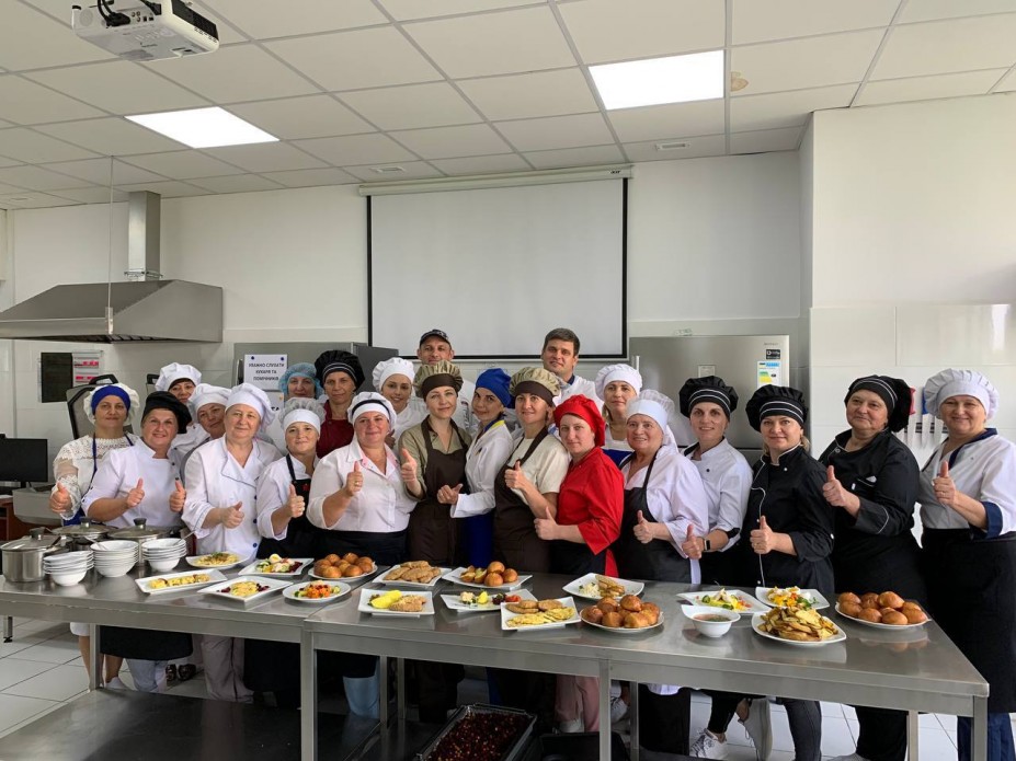 Педагоги-кухарі, які навчатимуть працівників їдалень закладів середньої освіти, взяли участь у семінарах