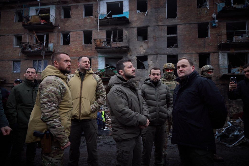 Глава держави оглянув житловий будинок у Вишгороді, пошкоджений унаслідок російської ракетної атаки, та побував у Пунктах Незламності
