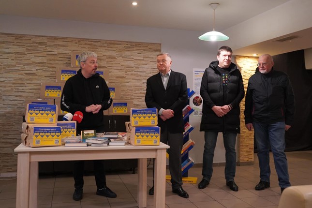 «Українським дітям – українську книгу»: близько 40 тис. книжок передали до «Пунктів незламності»