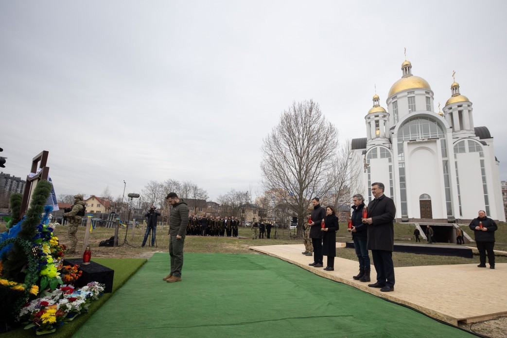 Президент і глави іноземних держав та урядів ушанували пам’ять жителів Бучі, які загинули під час російської окупації