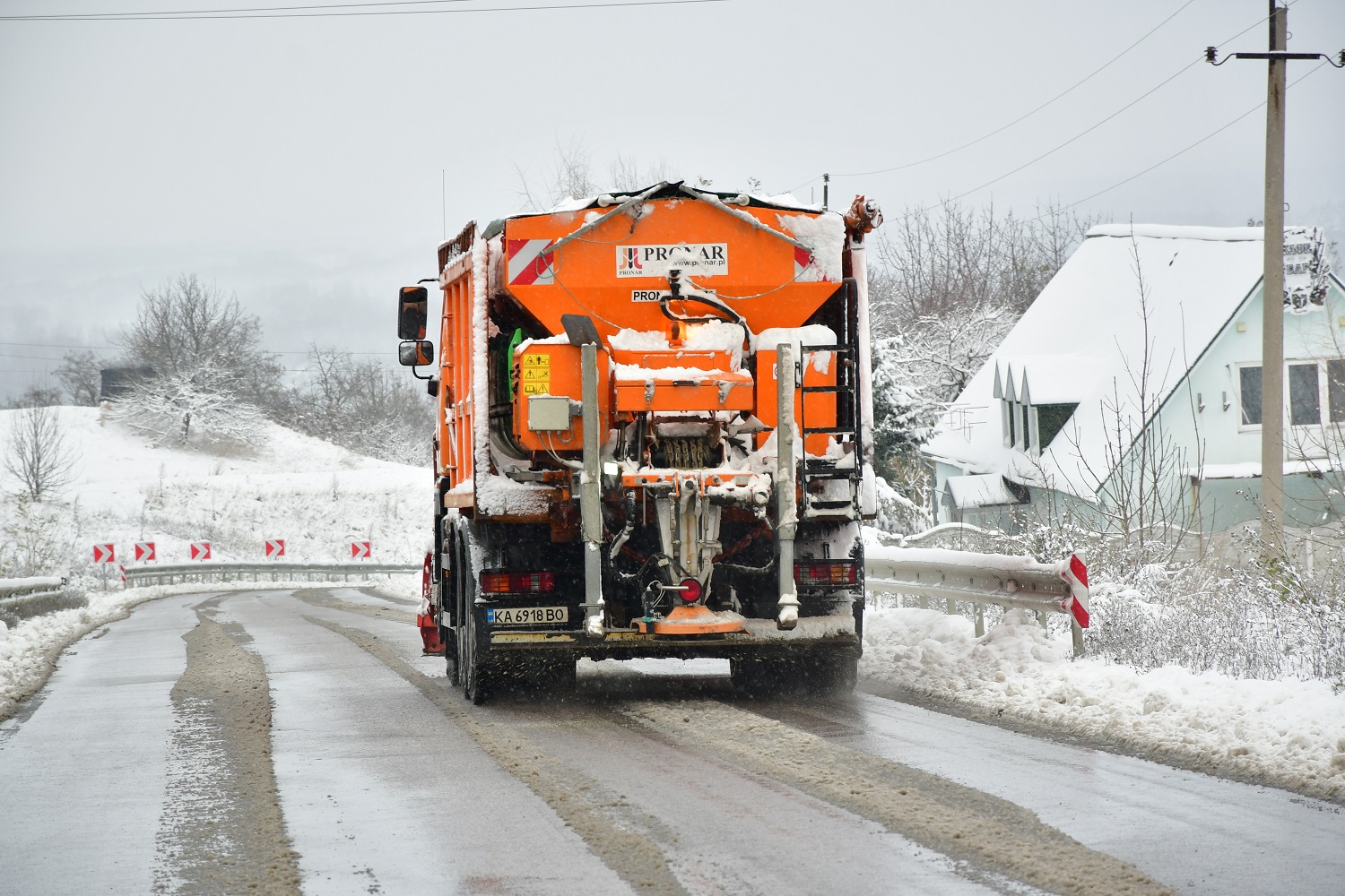 На дорогах Полтавщини звечора працювали більше сотні одиниць снігоочисної техніки
