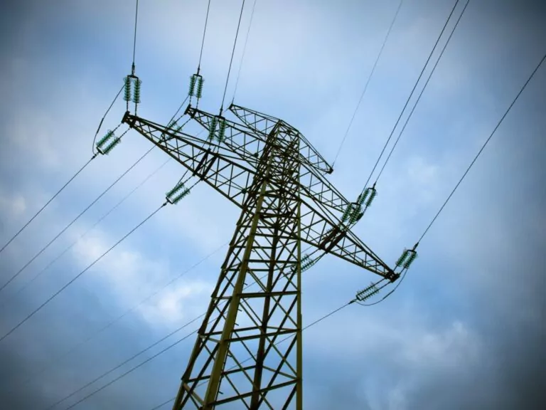 Енергетики відновлюють електропостачання на Полтавщині