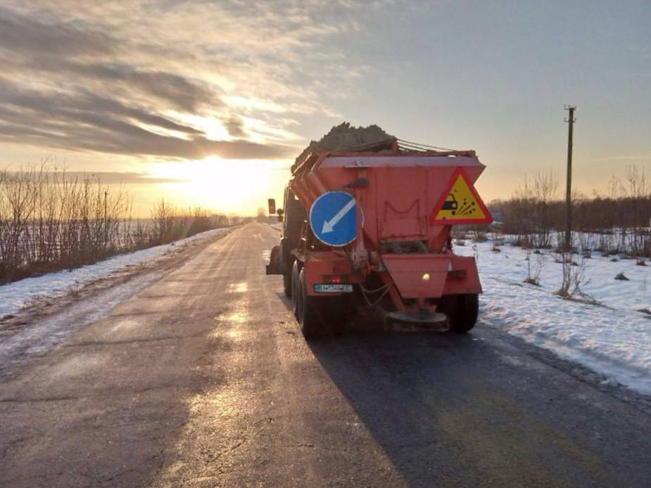 Дорожники продовжують працювати на місцевих автошляхах Полтавщини