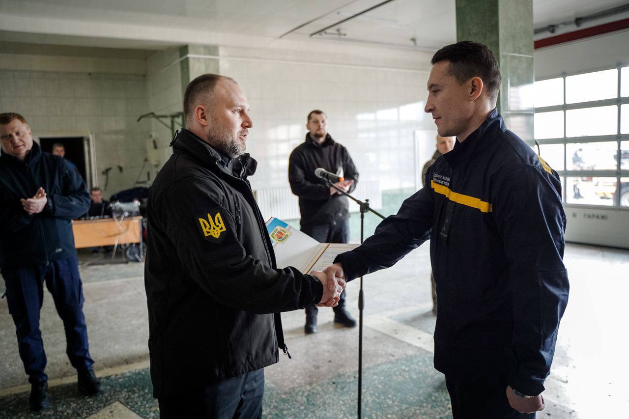 Рятувальників Полтавщини, які ліквідовували наслідки нещодавнього ракетного удару в Кременчуцькому районі, нагородили обласними відзнаками
