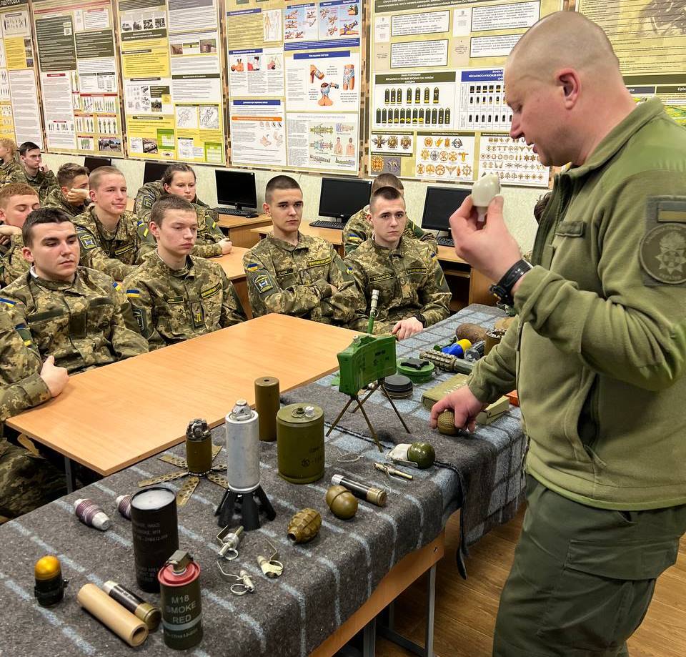 «Мінно-вибухові загородження»: військові Нацгвардії провели заняття для учнів Кременчуцького ліцею з посиленою військово-фізичною підготовкою