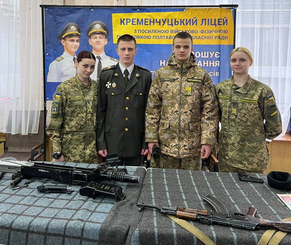 Учні Кременчуцького військового ліцею розповідали випускникам шкіл про військову справу на виставці «Освіта і карʼєра»