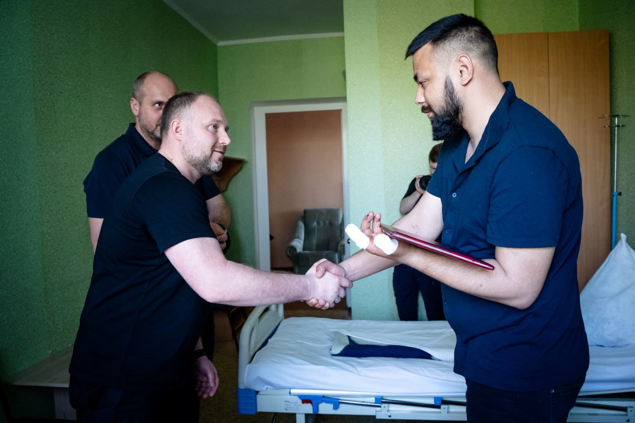 Філіп Пронін вручив відзнаку ОВА рятувальнику з Полтавщини